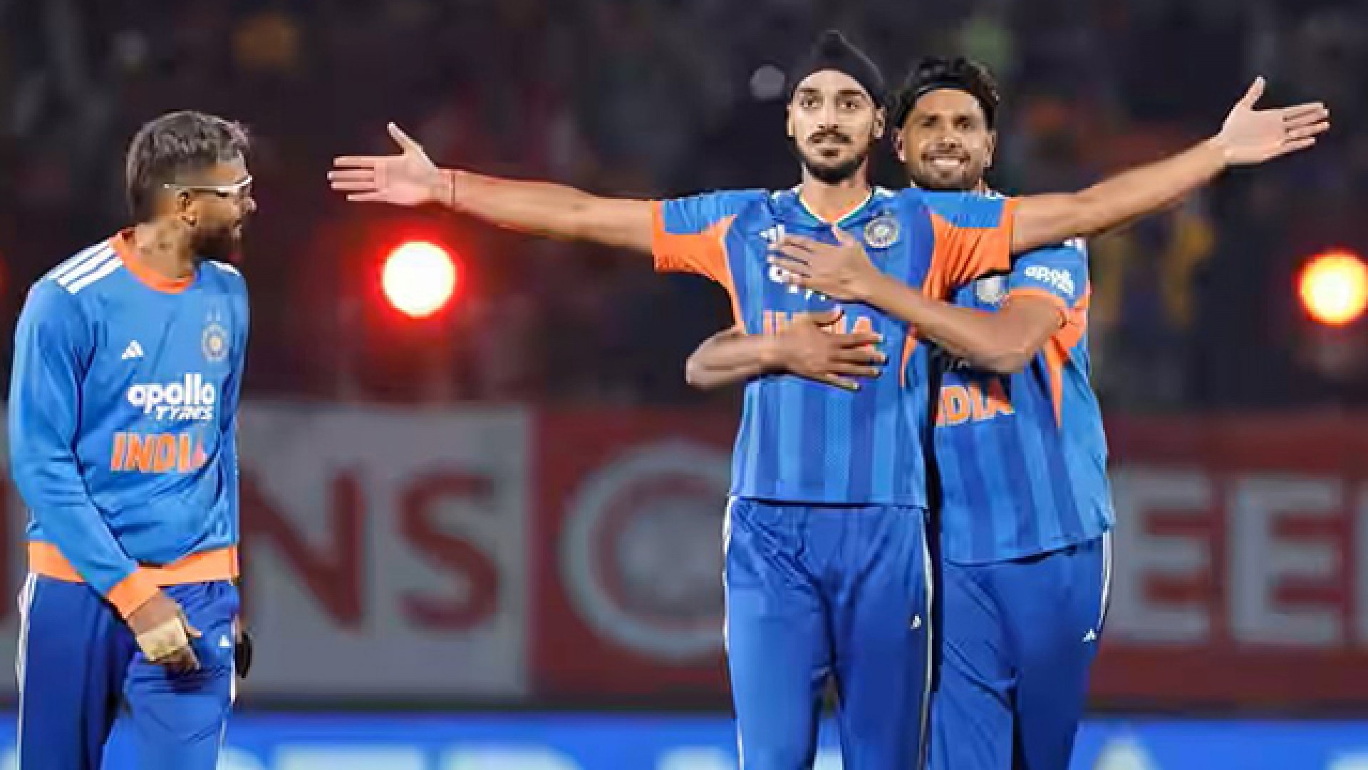 দক্ষিণ আফ্রিকাকে উড়িয়ে আবার এগিয়ে গেল ভারত